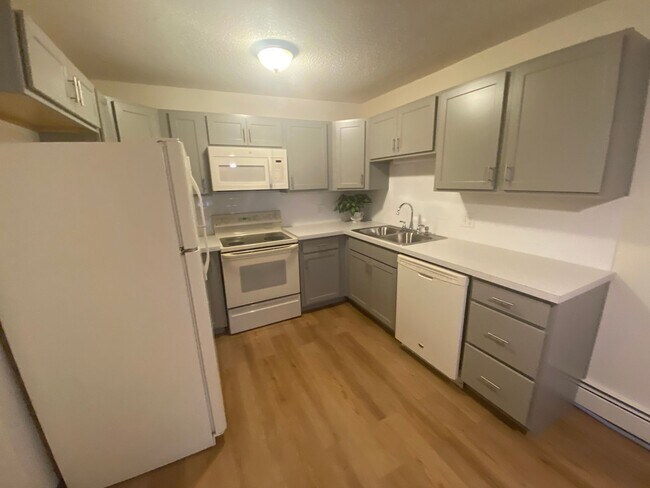 Building Photo - 2 Bedroom 1 Bath Condo in Heather Gardens