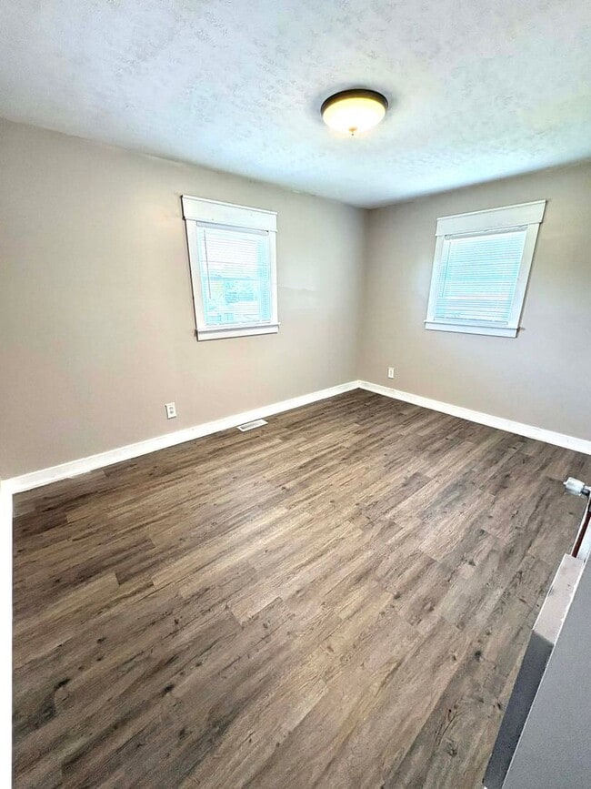 Building Photo - Comfortable Living and Space to Relax!