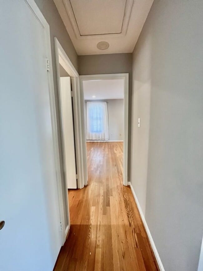 Building Photo - Beautiful and updated 4 BR 2.5 BA with gar...