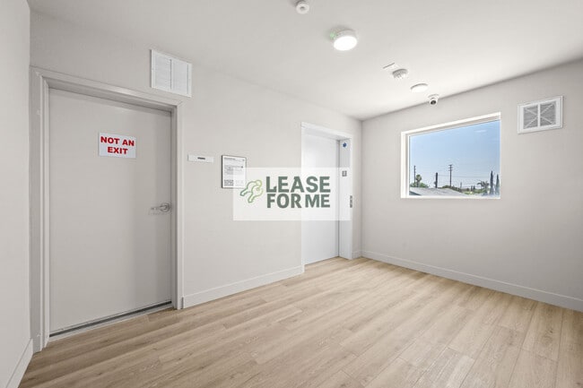 Building Photo - 4348 Woodlawn Ave