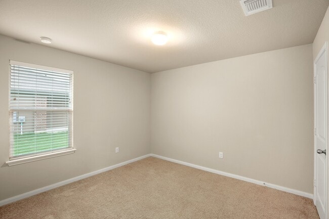 Building Photo - Comfortable 3BR / 2BA Home with Island Kitchen & Private Backyard