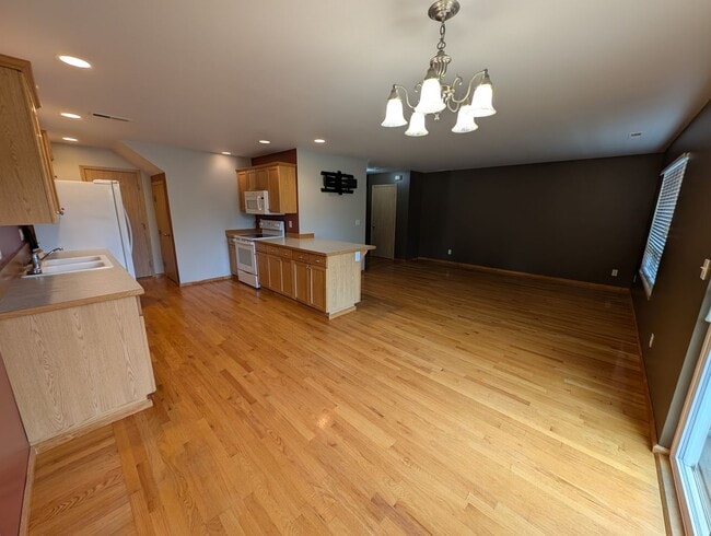 Building Photo - A Gardeners Oasis! 3 Bedroom Townhome for ...