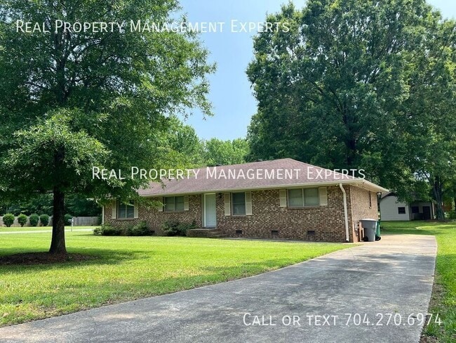Building Photo - 8001 Linda Lake Dr