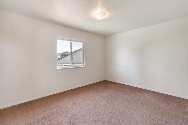 Building Photo - BEAUTIFUL 4 BEDROOM HOME WITH SWIMMING POOL!