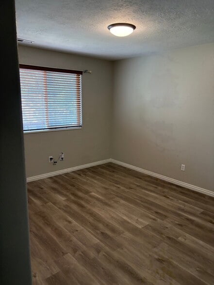Building Photo - 414 400 N