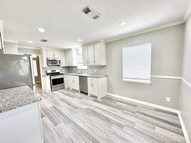Building Photo - 5818 Birchmont Dr