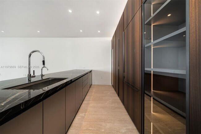 Building Photo - 5 Grove Isle Dr