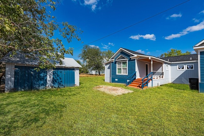 Building Photo - Beautifully Styled Country Home in Devine,...