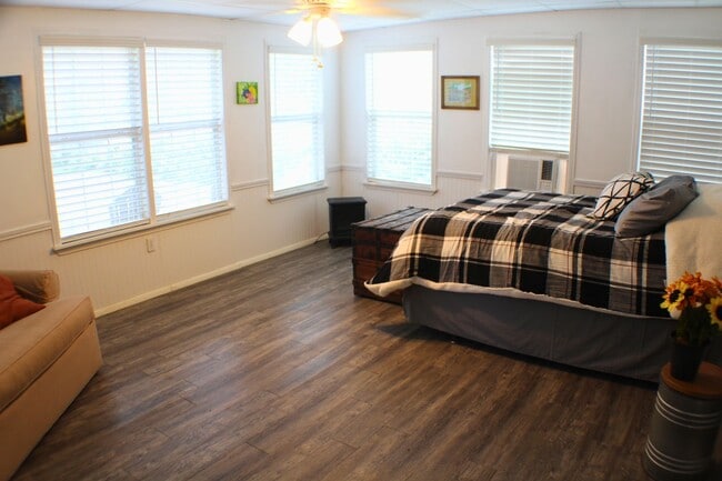 Building Photo - CANYON LAKE HILLS