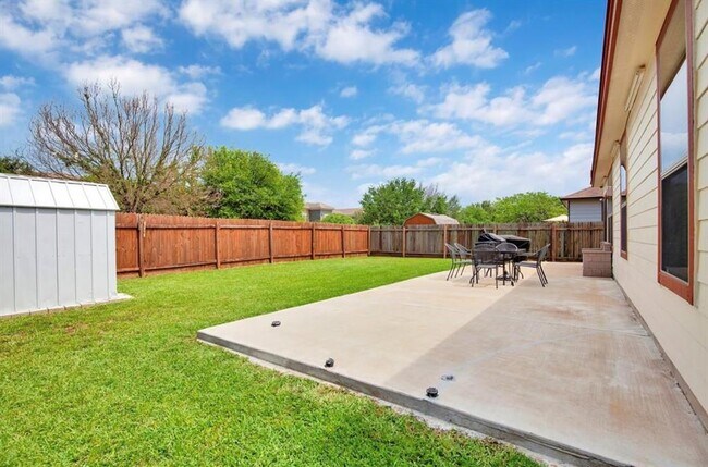 Building Photo - 1721 E Mesa Park Dr