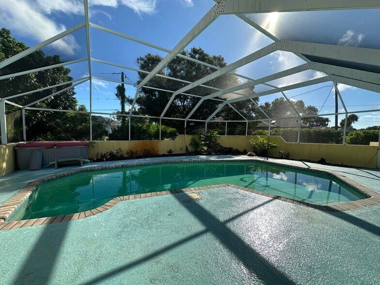 Primary Photo - 2085 SE Hanford Rd