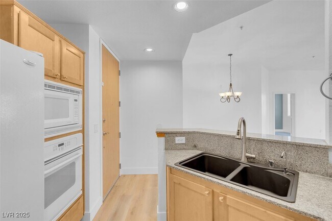 Building Photo - 75 E Agate Ave