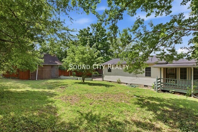 Building Photo - 7016 Bonnalake Dr