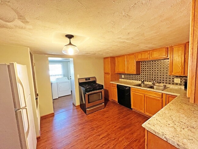 Building Photo - 1102 W Brown St