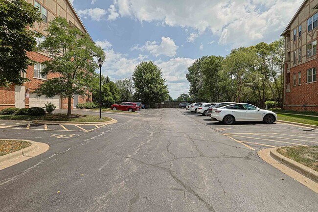 Building Photo - 1739 Tudor Ln