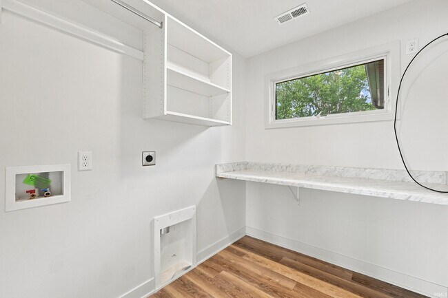 Building Photo - 10827 Kathy Dr