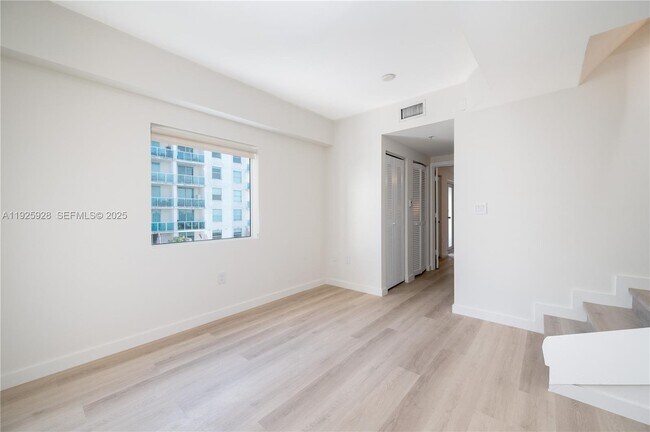 Building Photo - 1712 SW 2nd Ave