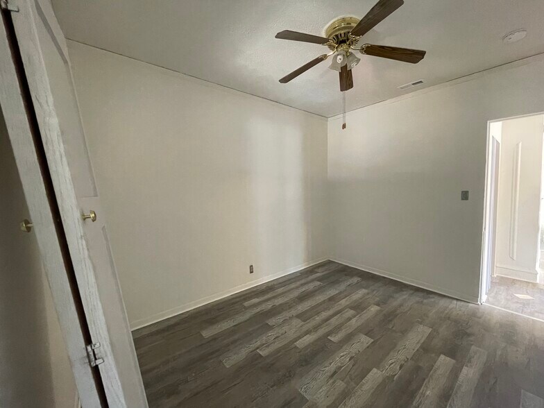 Building Photo - 3310 W Eastwood Ave