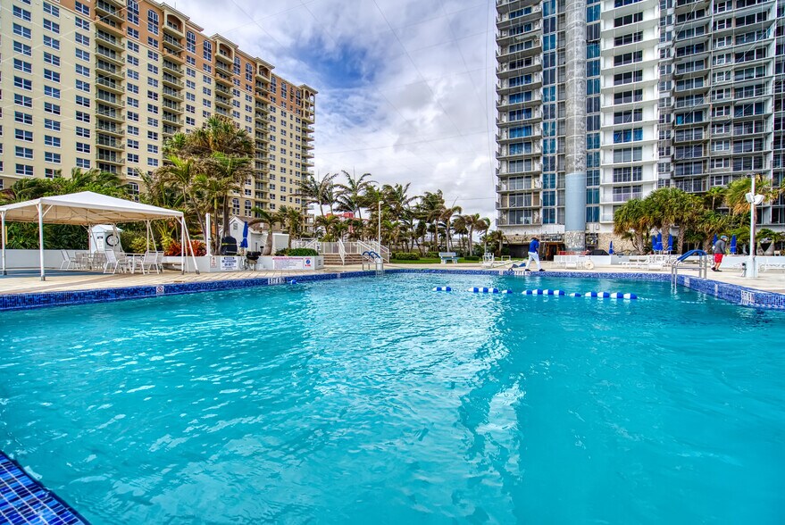 Building Photo - 2030 S Ocean Dr