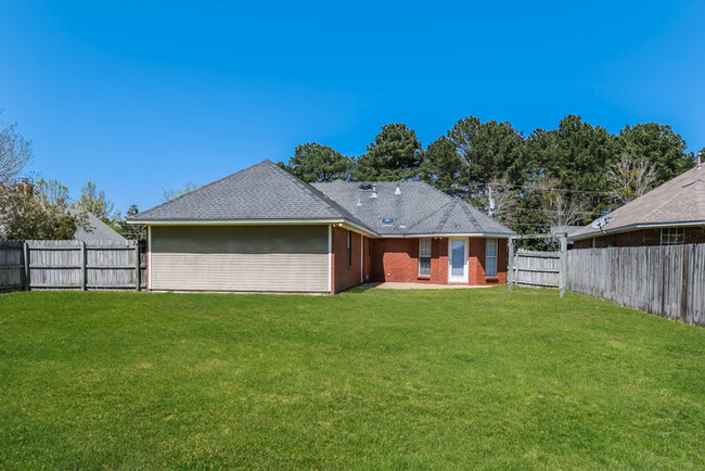 Building Photo - 205 Chestnut Dr