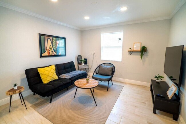 Building Photo - Fully Renovated Home Near Busch Gardens