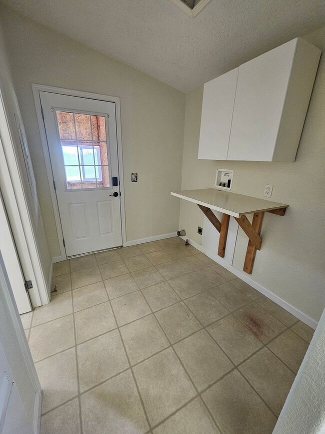 Building Photo - Spacious Home on 5 Acres For Rent!