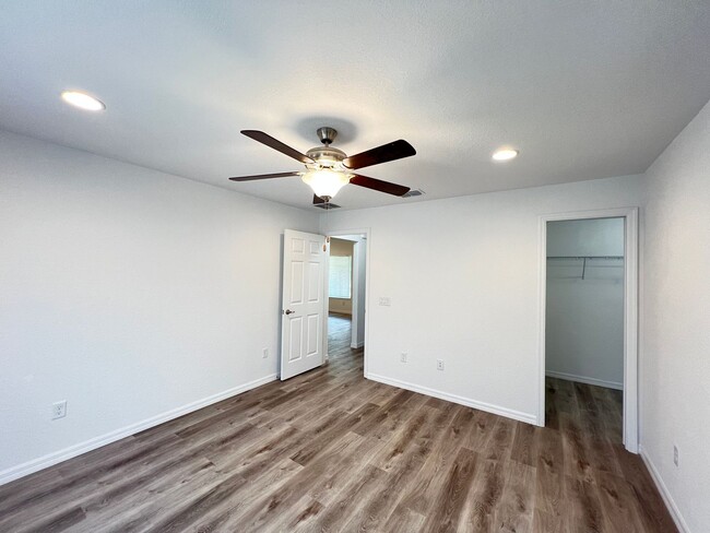 Building Photo - AVAILABLE NOW! Gorgeous 3 Bedroom, 2 Bathr...