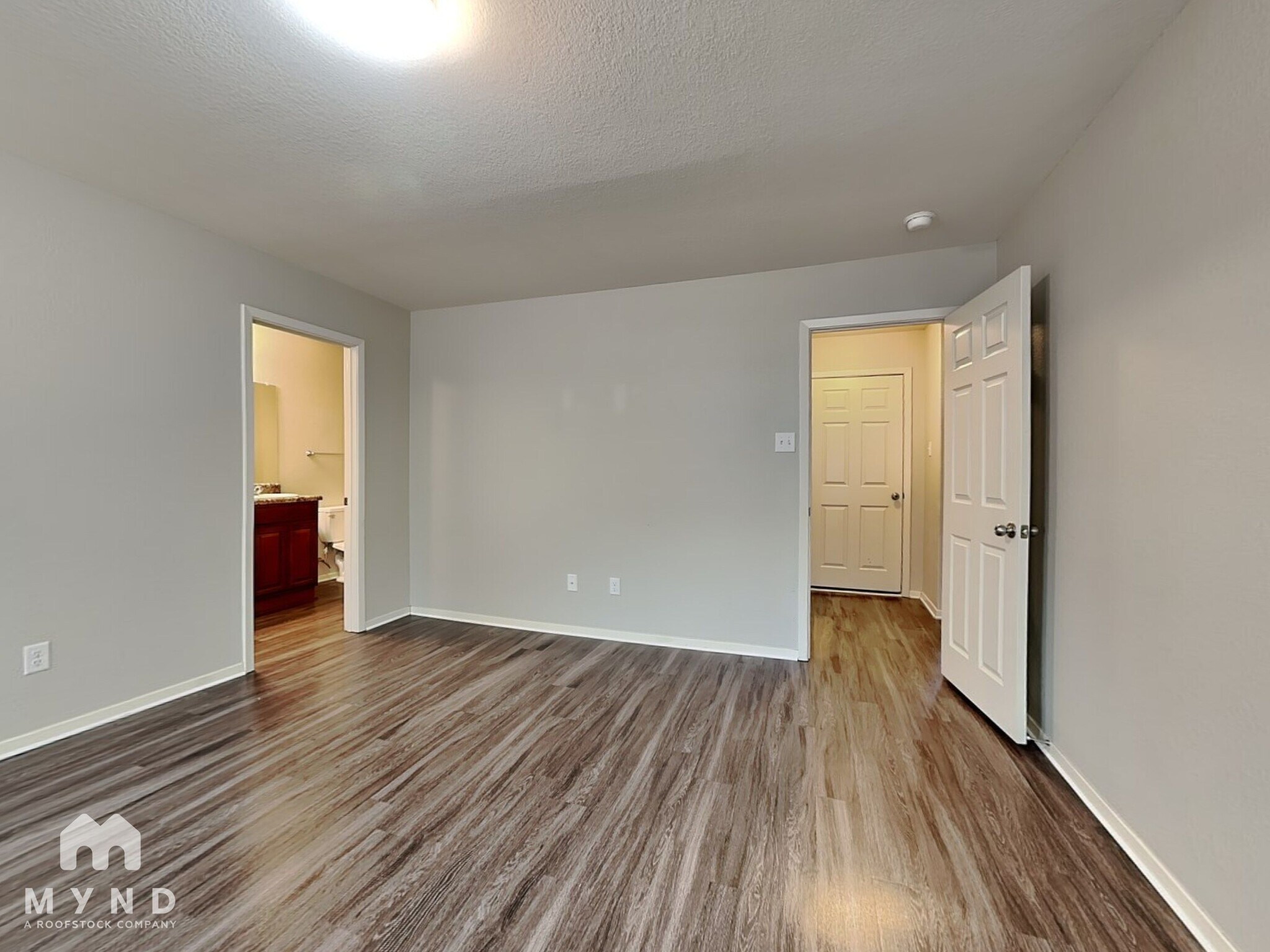 Building Photo - 9208 Pleasant Valley Dr