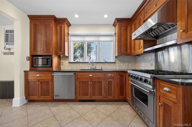 Building Photo - 35 Birch St