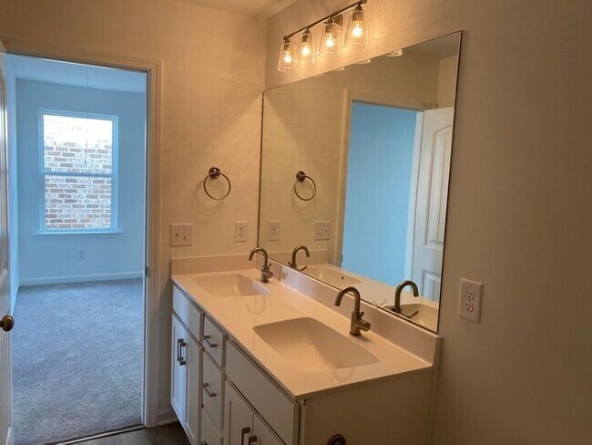 Building Photo - New House Near Nashboro Village - Close to Airport & Lake!