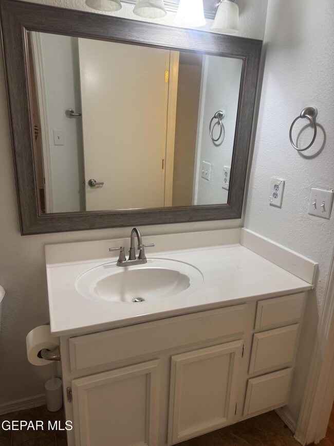 Building Photo - 3033 Tierra Humeda Dr
