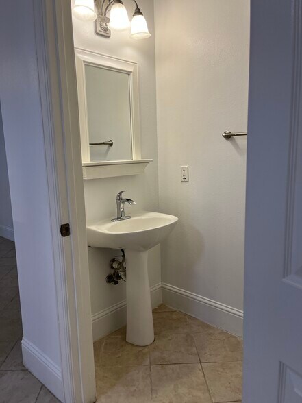 Building Photo - 77 Talon Ct