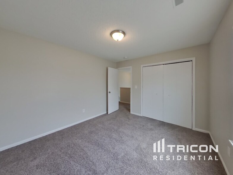 Building Photo - 1401 Thomas Dr