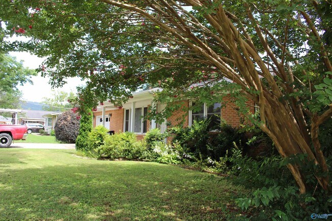 Building Photo - 1302 Philpot Ave NE