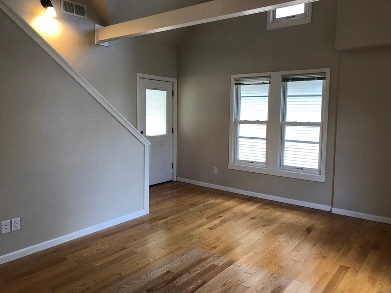 Building Photo - 954 1/2 Jenifer St