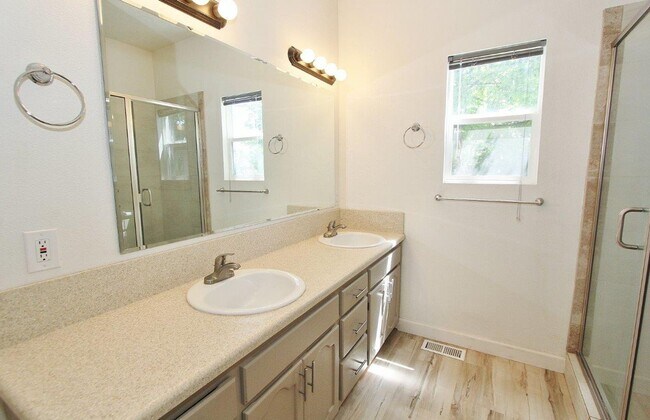 Building Photo - Immaculate Single-Level Home