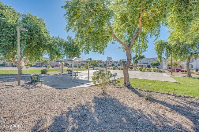 Building Photo - 935 E Agua Fria Ln