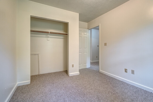 Building Photo - 135 Clover Valley Cir