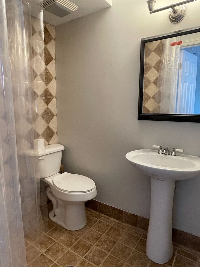 Building Photo - Private Basement Studio Apartment in Kirkwood.