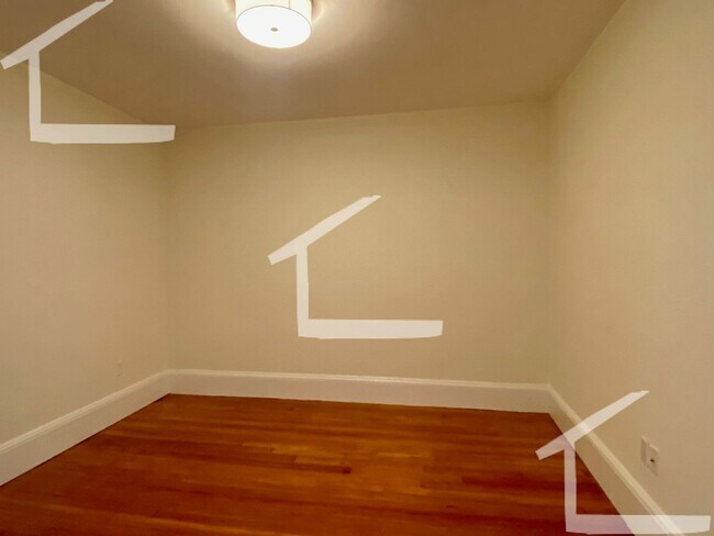 Building Photo - Nicely Renovated 2BR/1Bath in Brookline!