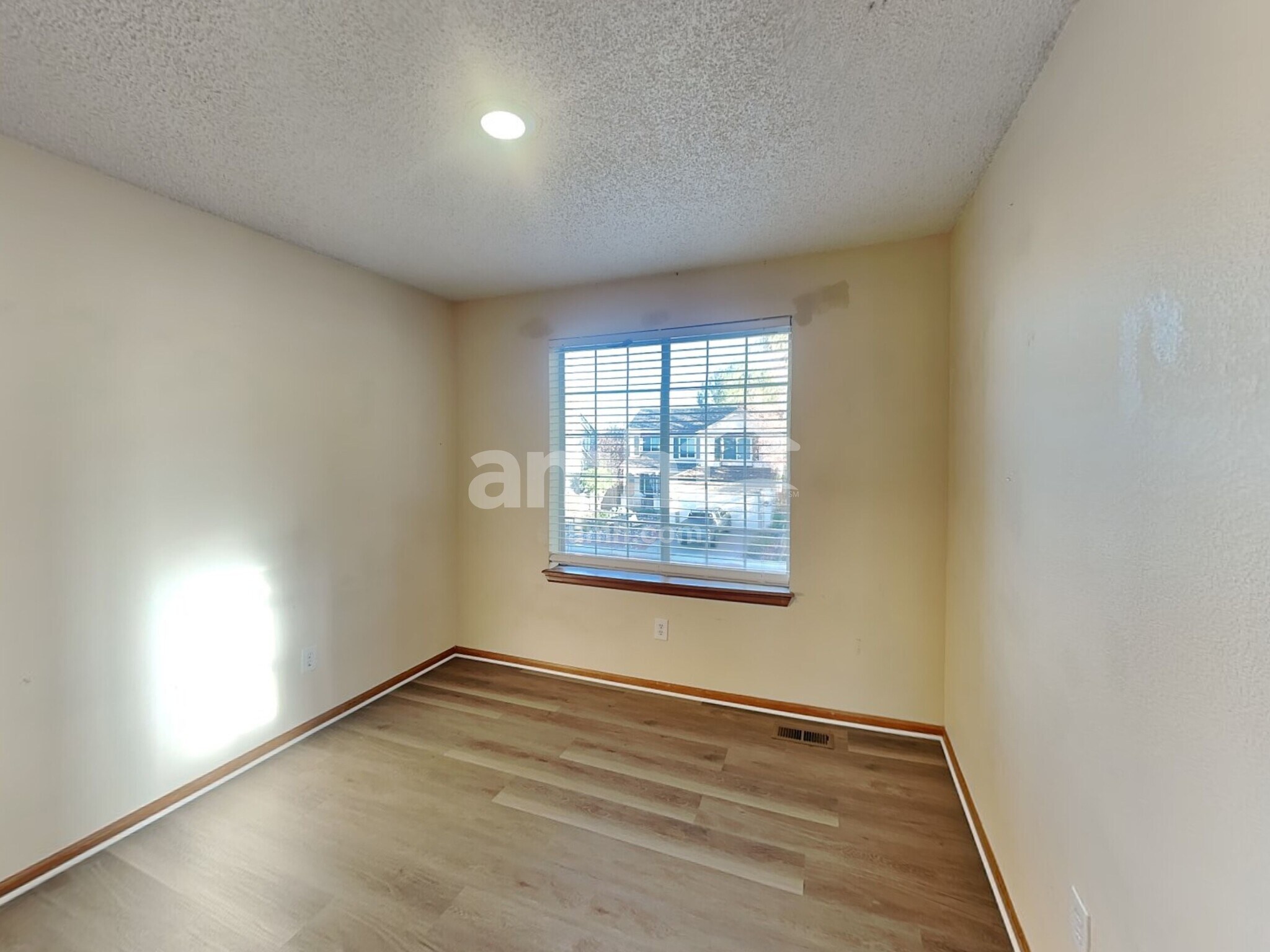 Building Photo - 8952 Cloverleaf Cir