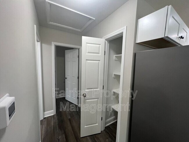 Building Photo - 2109 Hart St