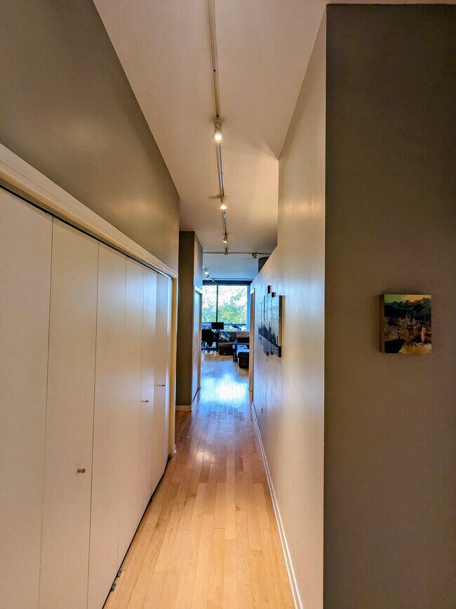 Building Photo - 860 W Blackhawk St