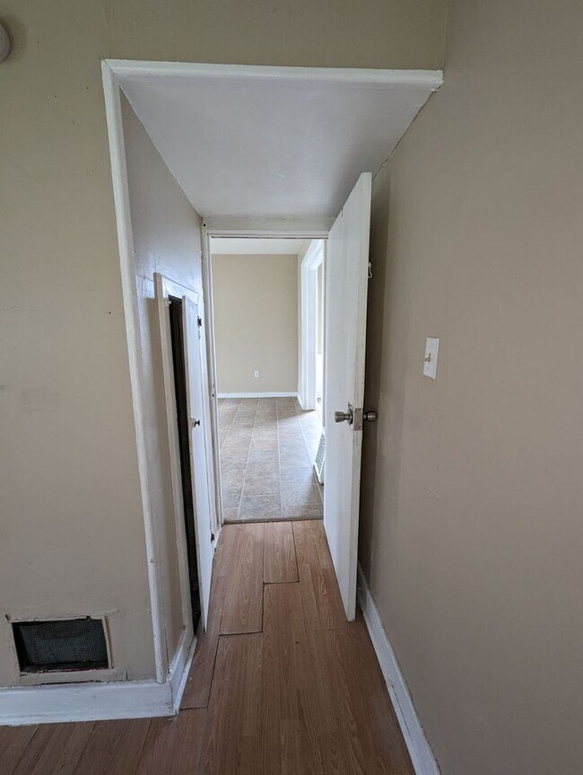 Building Photo - 210 S Doxtator St