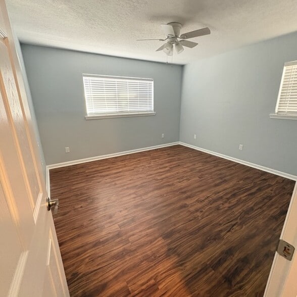 Building Photo - 733 Oleander Dr SE