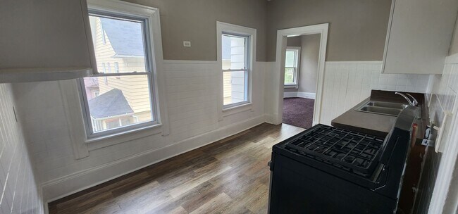 Building Photo - 4 Bedroom 1 Bathroom Triplex