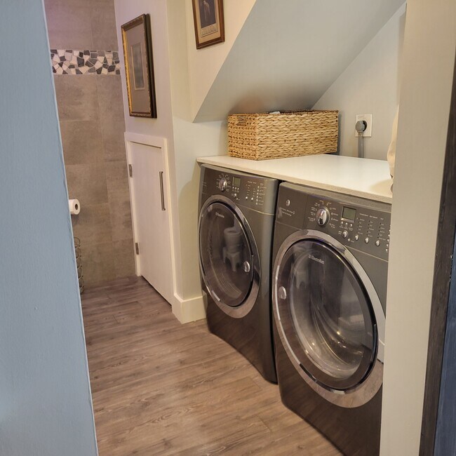 Building Photo - 825 Center St