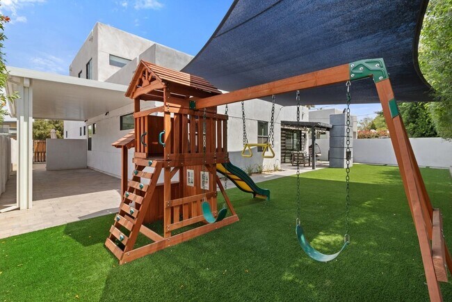 Building Photo - 4533 E Devonshire Ave