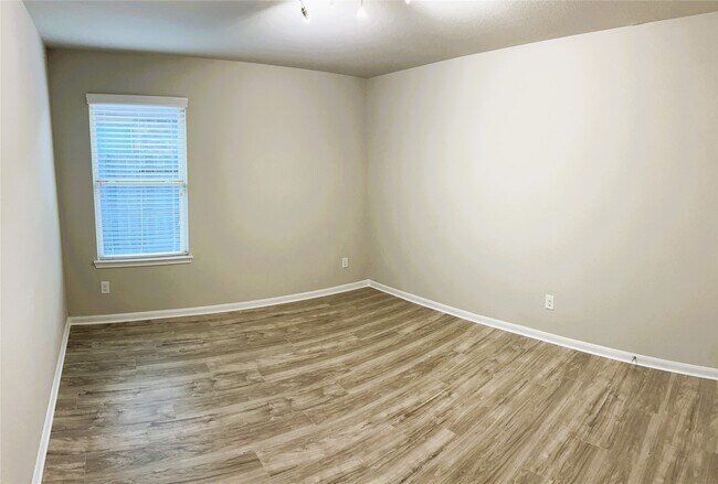 Building Photo - 1402 Central Heights Dr