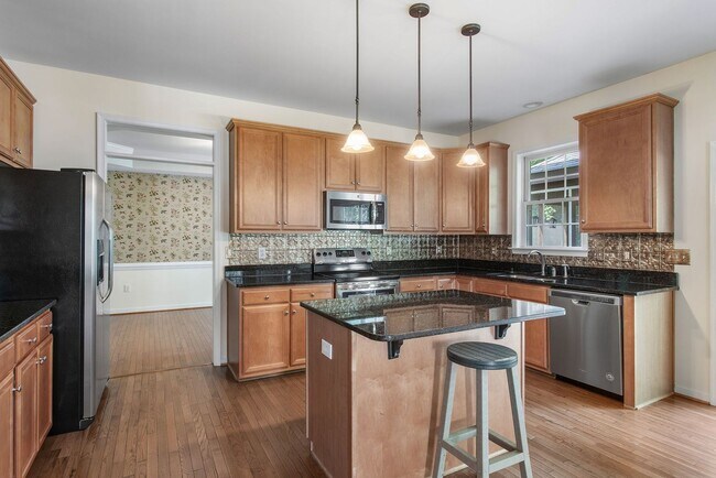 Building Photo - BEAUTIFUL 5 BEDROOM HOME IN HAMPTON PARK